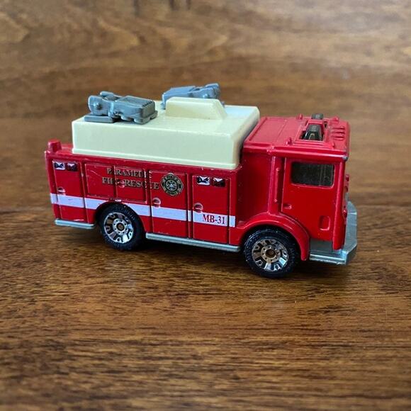 Vintage 1991 Matchbox Red Paramedic Rescue Mack Auxillary Power Truck Toy Car - Picture 1 of 8